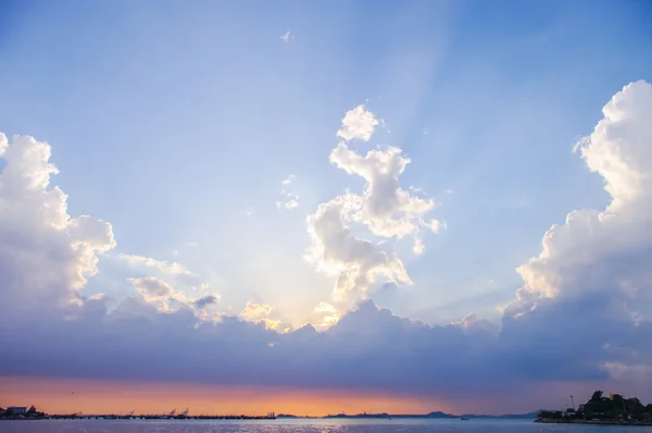 Niza puesta de sol cielo en el mar, Tailandia — Foto de Stock