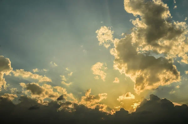 Coucher de soleil spectaculaire avec des nuages — Photo