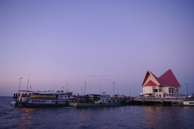 Alacakaranlık gökyüzü ile İskelesi, yolcu gemileri