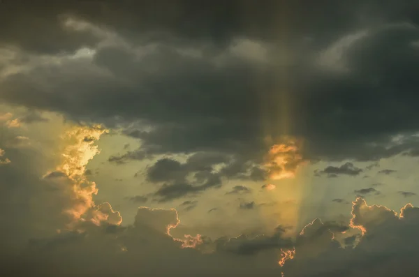 素敵なドラマチックな夕焼け空の雲 — ストック写真
