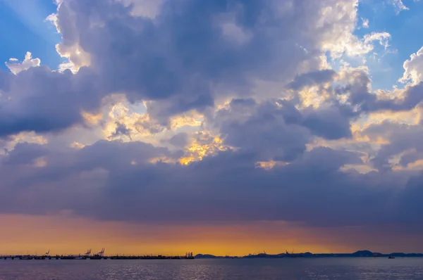 Piękny zachód słońca niebo na morzu, Tajlandia — Zdjęcie stockowe