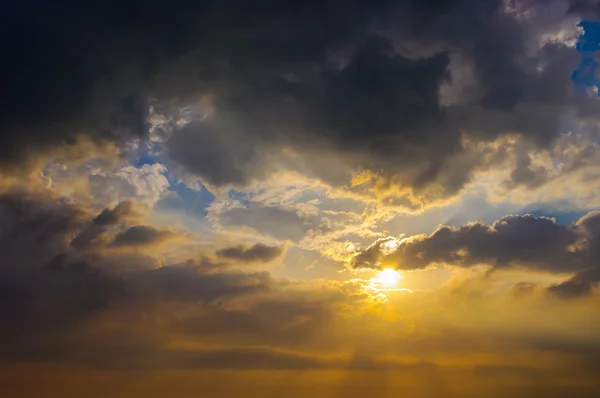 Ciel beau coucher de soleil avec nuages en Thaïlande — Photo