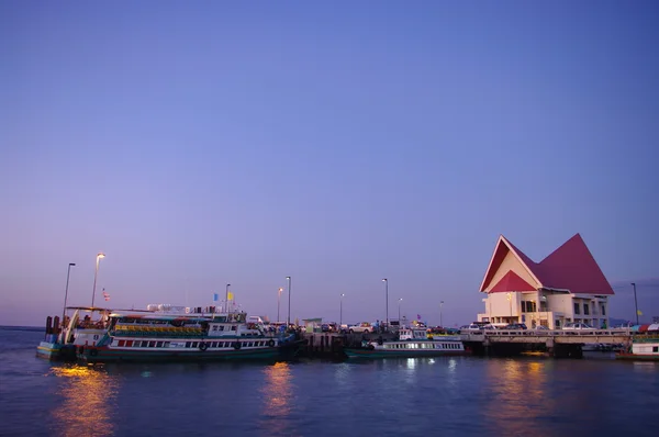 Navios de passageiros em molhe com céu crepúsculo — Fotografia de Stock