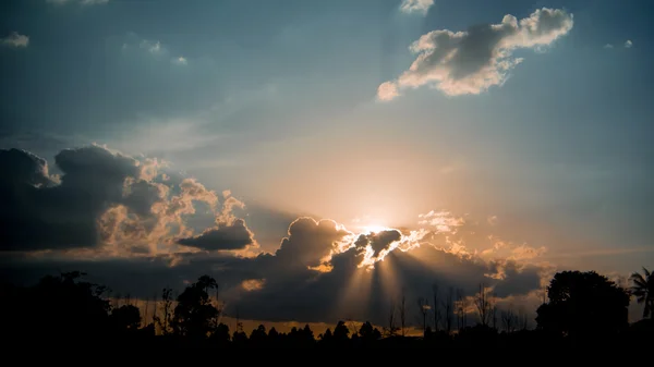 Приємний сонячний промінь під час заходу сонця — стокове фото