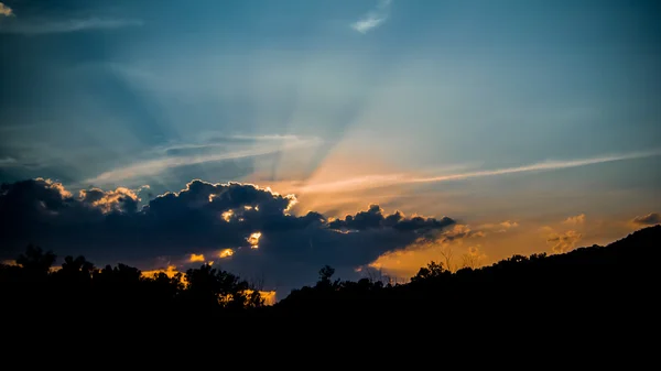 Joli rayon de soleil au coucher du soleil — Photo