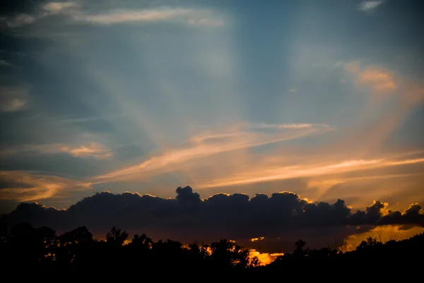 Schöner Sonnenstrahl bei Sonnenuntergang — Stockfoto
