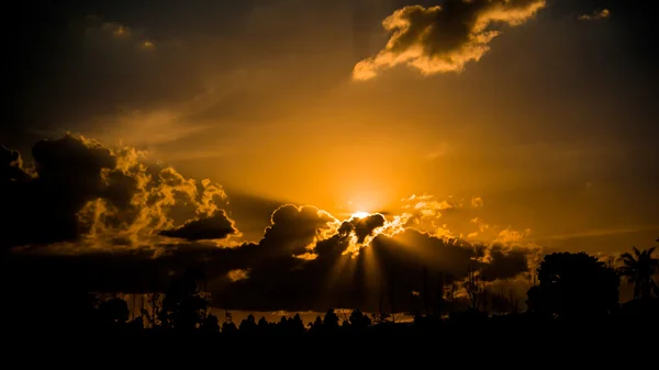 Güzel güneş ray günbatımı zaman — Stok fotoğraf