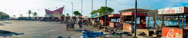 Panoramat beskådar av övergivna Koh loy ön marknaden sker av renovering av bron — Stockfoto