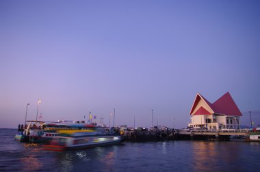 İskelesi ile yolcu gemileri 