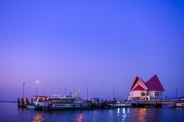 Alacakaranlık gökyüzü ile İskelesi, yolcu gemileri