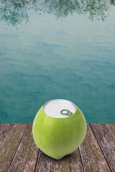 Boîte de noix de coco avec fond de piscine — Photo