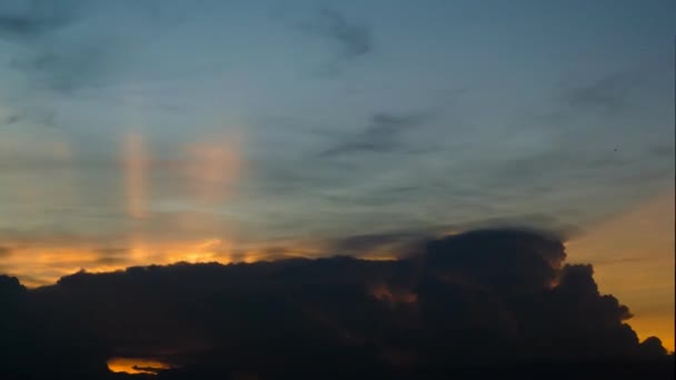 4 k ώρα λήξη του ηλιοβασίλεμα ουρανού με σύννεφα (ηλιοφάνεια) — Αρχείο Βίντεο