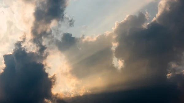 Schöner Sonnenstrahl mit Wolken — Stockfoto