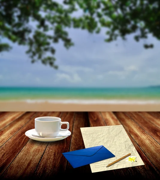 Escribir correo con café caliente al lado del mar —  Fotos de Stock