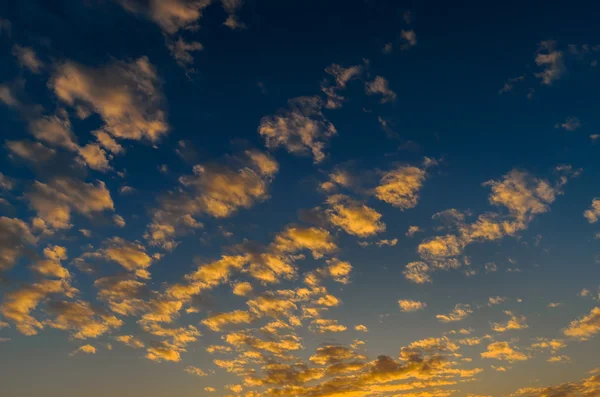 Bonitas nubes con luz del atardecer —  Fotos de Stock