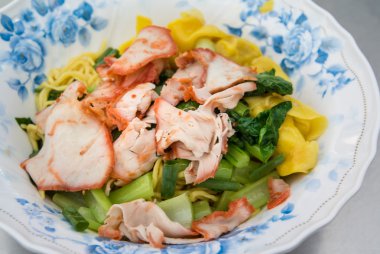 Köfte ile domuz eti mantı erişte