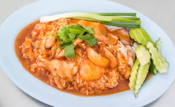 Porco vermelho grelhado em molho com arroz — Fotografia de Stock