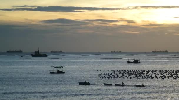 Sziluettjét horgász csónak tengerre napnyugtakor ég — Stock videók