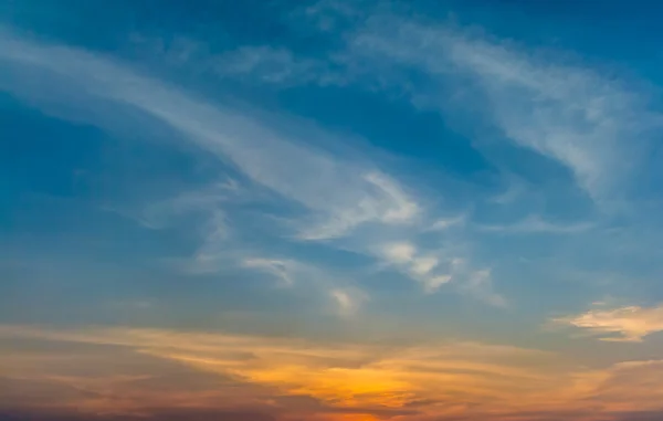 Ciel beau coucher de soleil avec nuages — Photo