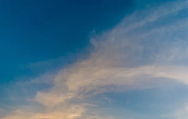 Ciel beau coucher de soleil avec nuages — Photo