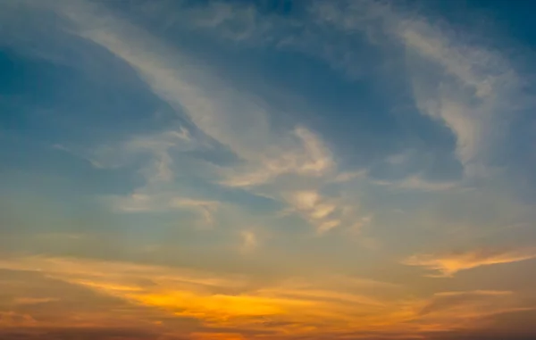 Ciel beau coucher de soleil avec nuages — Photo