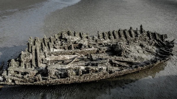 Alte Fischerboot bei niedriger Krawatte — Stockfoto