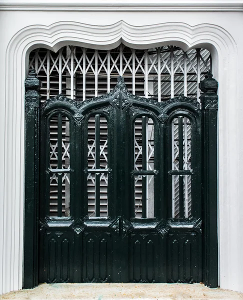 Antigua puerta de madera, arte tailandés — Foto de Stock