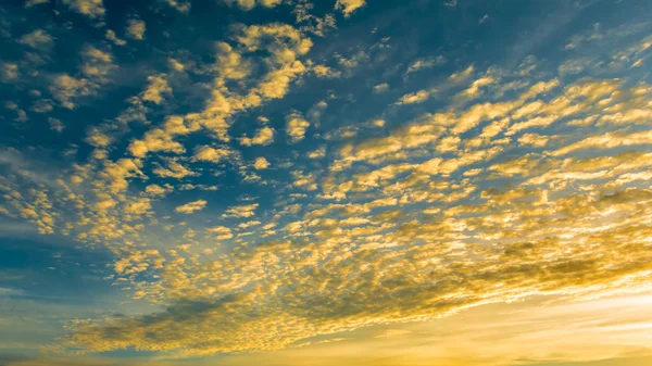 Dramatische zonsondergang hemel met wolken — Stockfoto