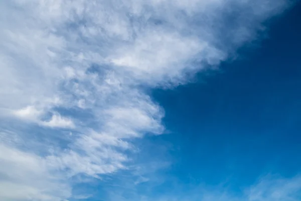 Mooie witte wolken — Stockfoto