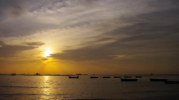 4 k de lapso de tempo do céu por do sol no mar com silhueta de barco — Vídeo de Stock