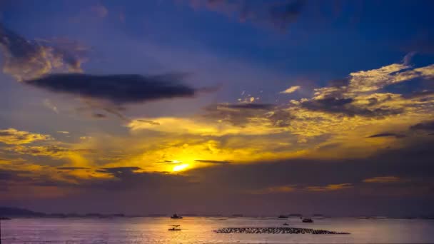 4K Caducidad del cielo al atardecer en el mar — Vídeo de stock