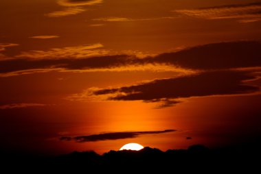 Güzel günbatımı gökyüzü bulutlu