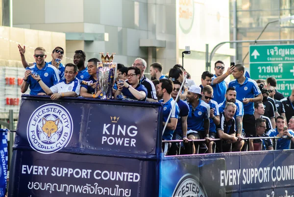The victory parade of an English Football Club Leicester City, the champion of the 2015 - 2016 English Premier League, is held in Bangkok, Thailand — Stock Photo, Image
