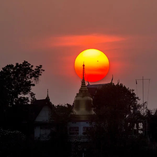 Zonsondergang in boeddhistische Pagode, Thailand — Stockfoto