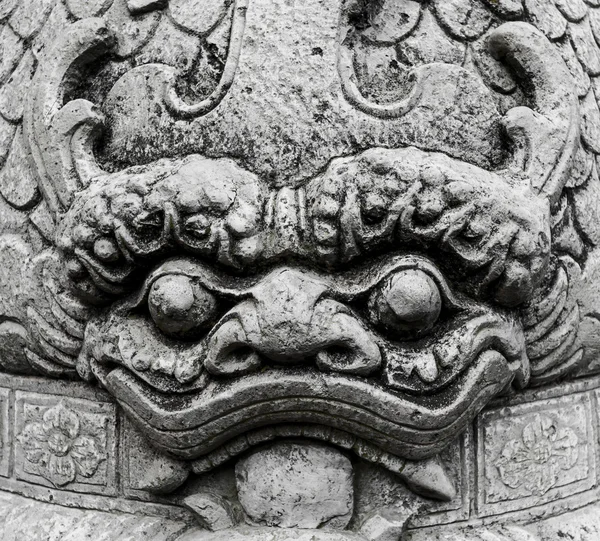 Bel art ancien, Dragon sculpter sur le rocher — Photo