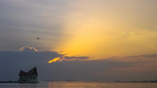 4 k časová prodleva západu slunce oblohy na moři s silueta budovy — Stock video