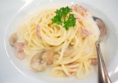 Spagetti carbonara beyaz tabak içinde