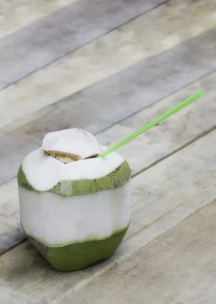 Kokosnoot fruit voor drankje op houten tafel — Stockfoto