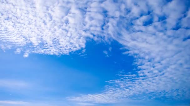 青い空に浮かぶ雲の 4 k 時間の経過 — ストック動画