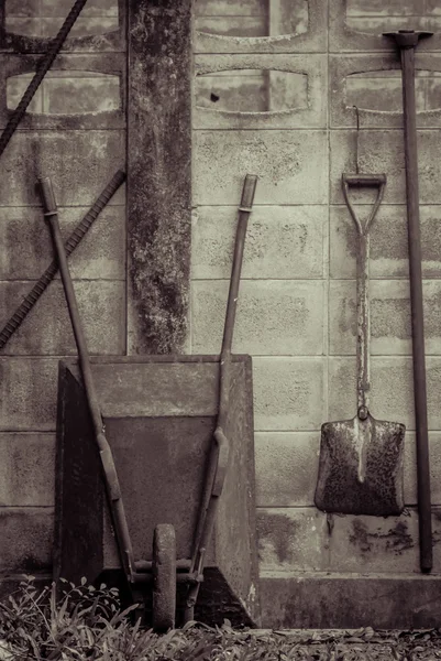 Ancien outil de jardin au mur en couleur vintage — Photo