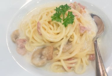 Spagetti cabonara beyaz tabak içinde