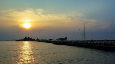 4 k zaman atlamalı günbatımı gökyüzünün denizde, Koh Loy Adası, Sriracha, Tayland