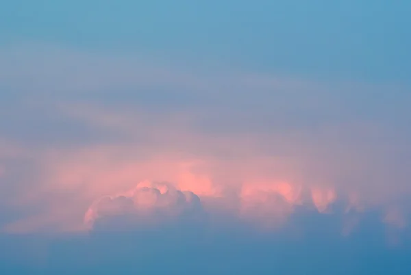 Nuvens coloridas agradáveis e suaves no céu azul — Fotografia de Stock