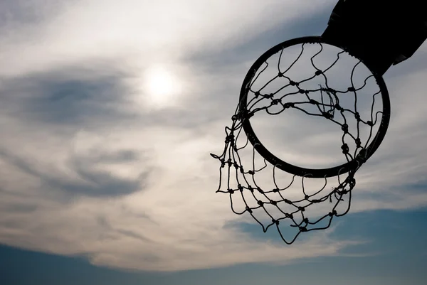 Silhueta de basquete aro com céu dramático — Fotografia de Stock