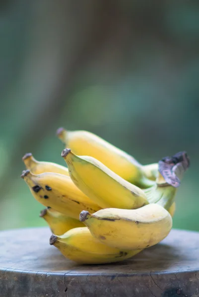 Банан на деревянном стуле — стоковое фото