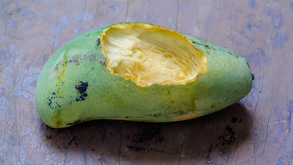 Gryźć znaki na mango — Zdjęcie stockowe