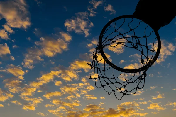 Silhouet van basketbal hoepel met dramatische hemel — Stockfoto