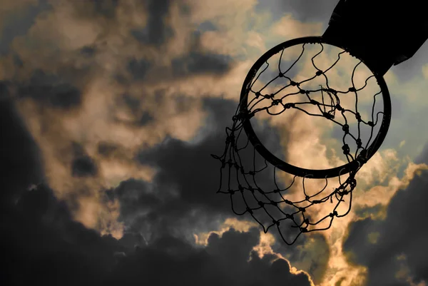 篮球筐与戏剧性的天空的轮廓 — 图库照片