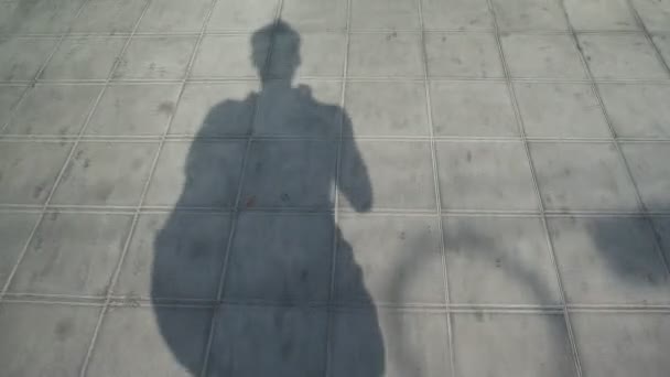 Sombra de homem caminhando no caminho (Handheld tiro ) — Vídeo de Stock