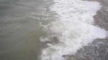 Plajda köpüklü deniz sörfü